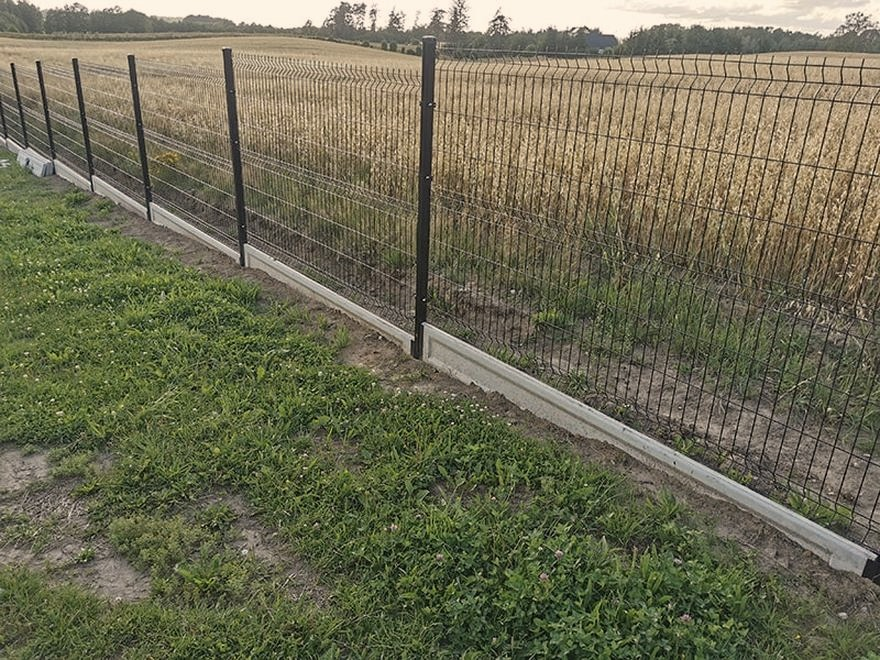Koszt ogrodzenia panelowego w 2026 roku – ile kosztuje metr z montażem?