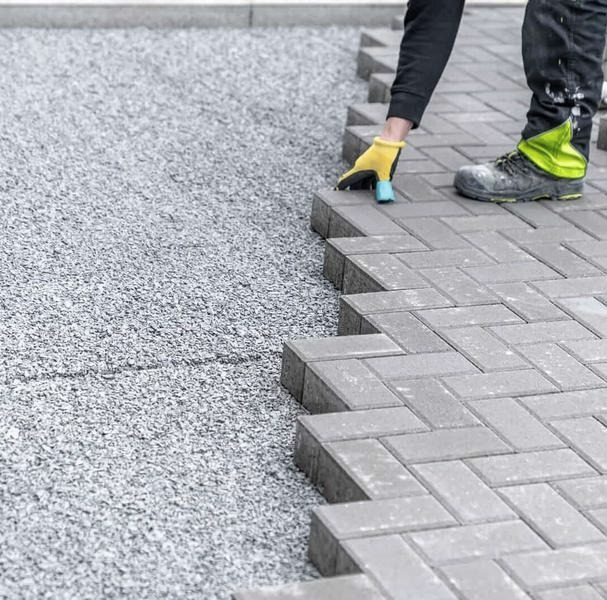Podsypka pod kostkę brukową – dobierz materiał i grubość dla trwałej nawierzchni