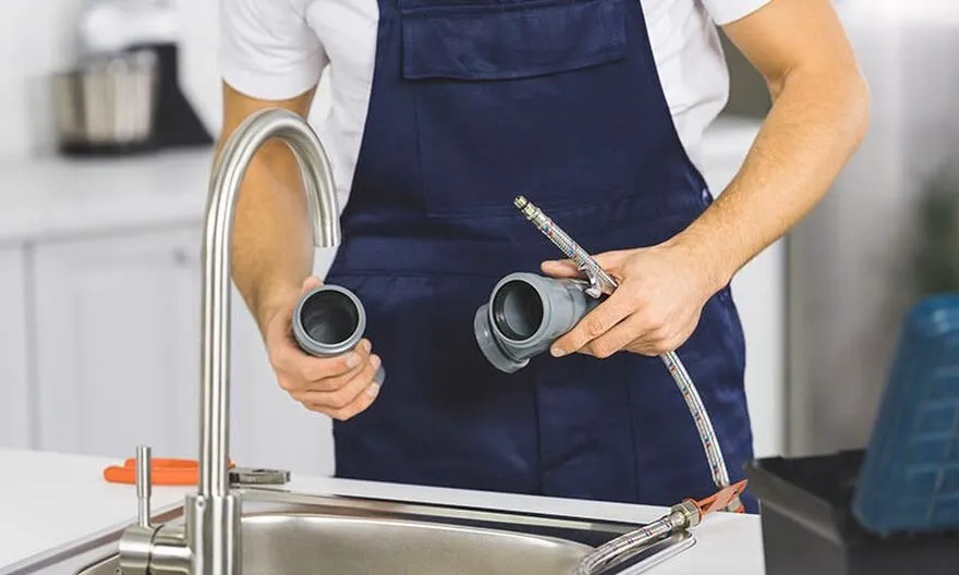 Zatkany odpływ? Jak bezpiecznie udrożnić rury bez hydraulika