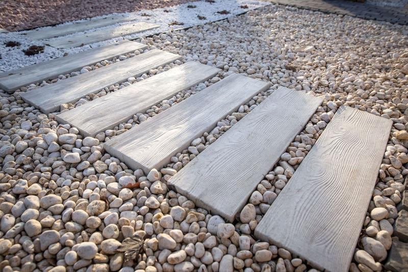 Układanie płyt betonowych